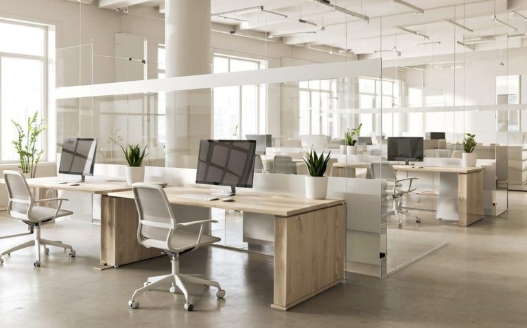 Unterhaltsreinigung Helles, modernes Büro mit Tischen, Computerarbeitsplätzen und Pflanzen.